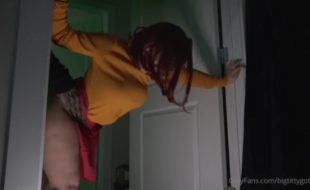 Monstro fudeu o cuzinho da Velma com violência